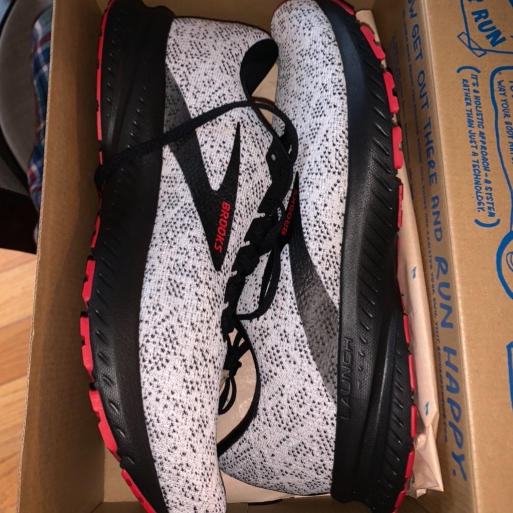 BRAND NEW Mens Brooks Launch 7
